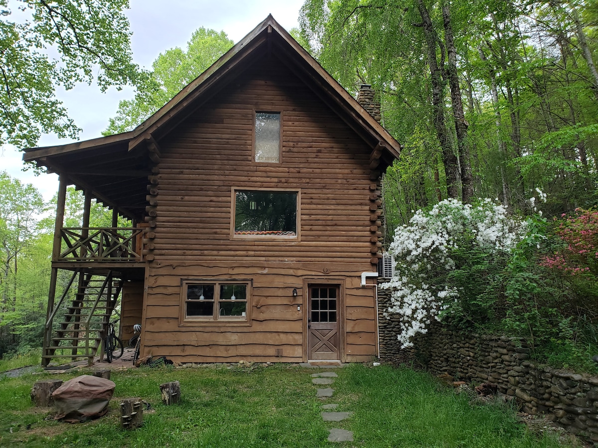 Secluded Mini Farm Log Home near Asheville