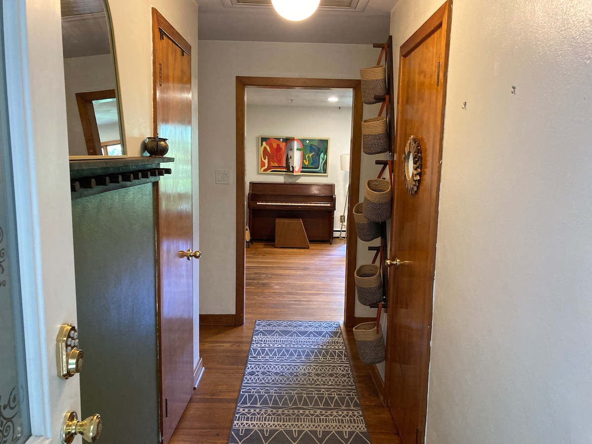 Cozy and close to PSU! Walk to the stadium!