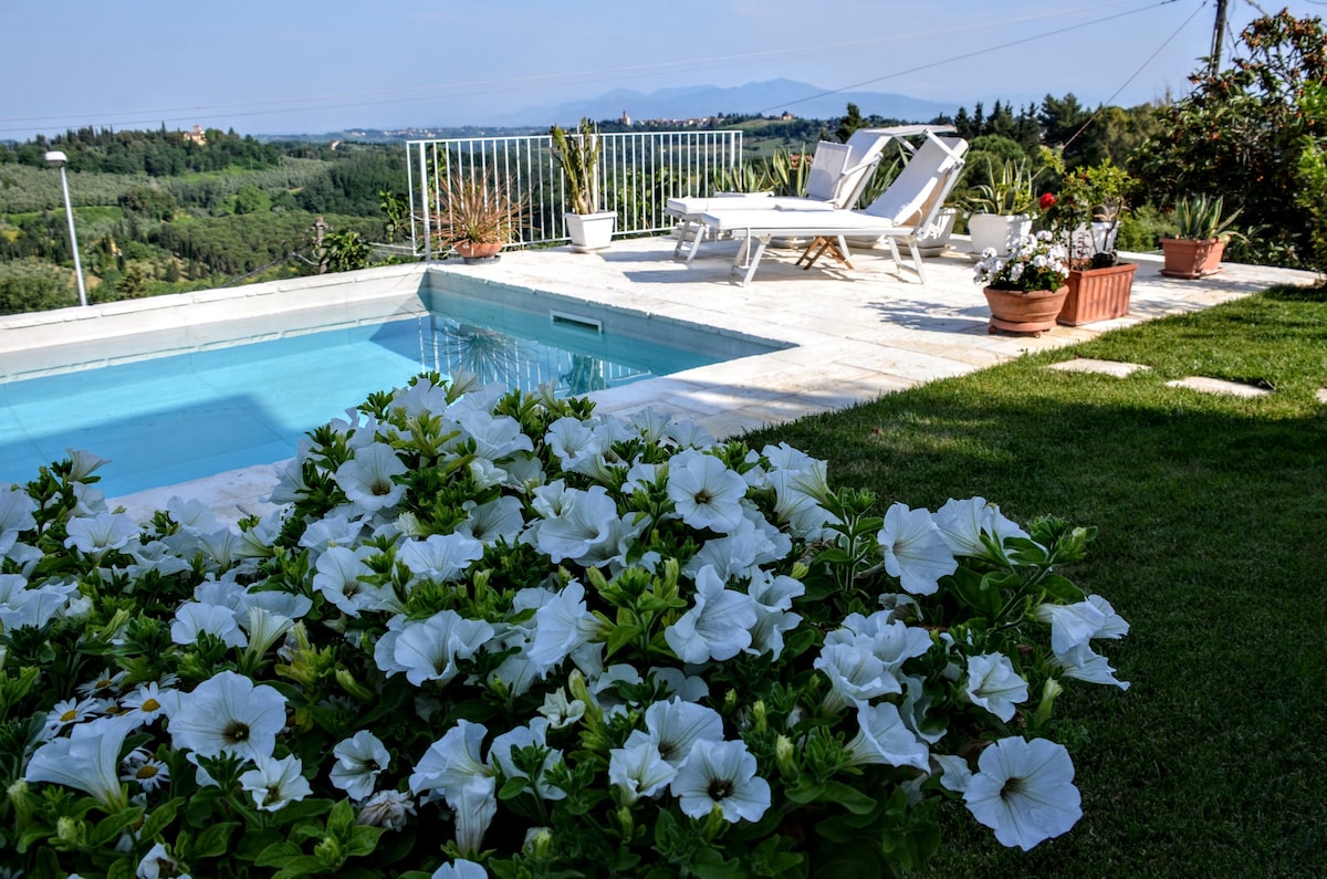 Casa Luna-Splendida俯瞰泳池和托斯卡纳大自然