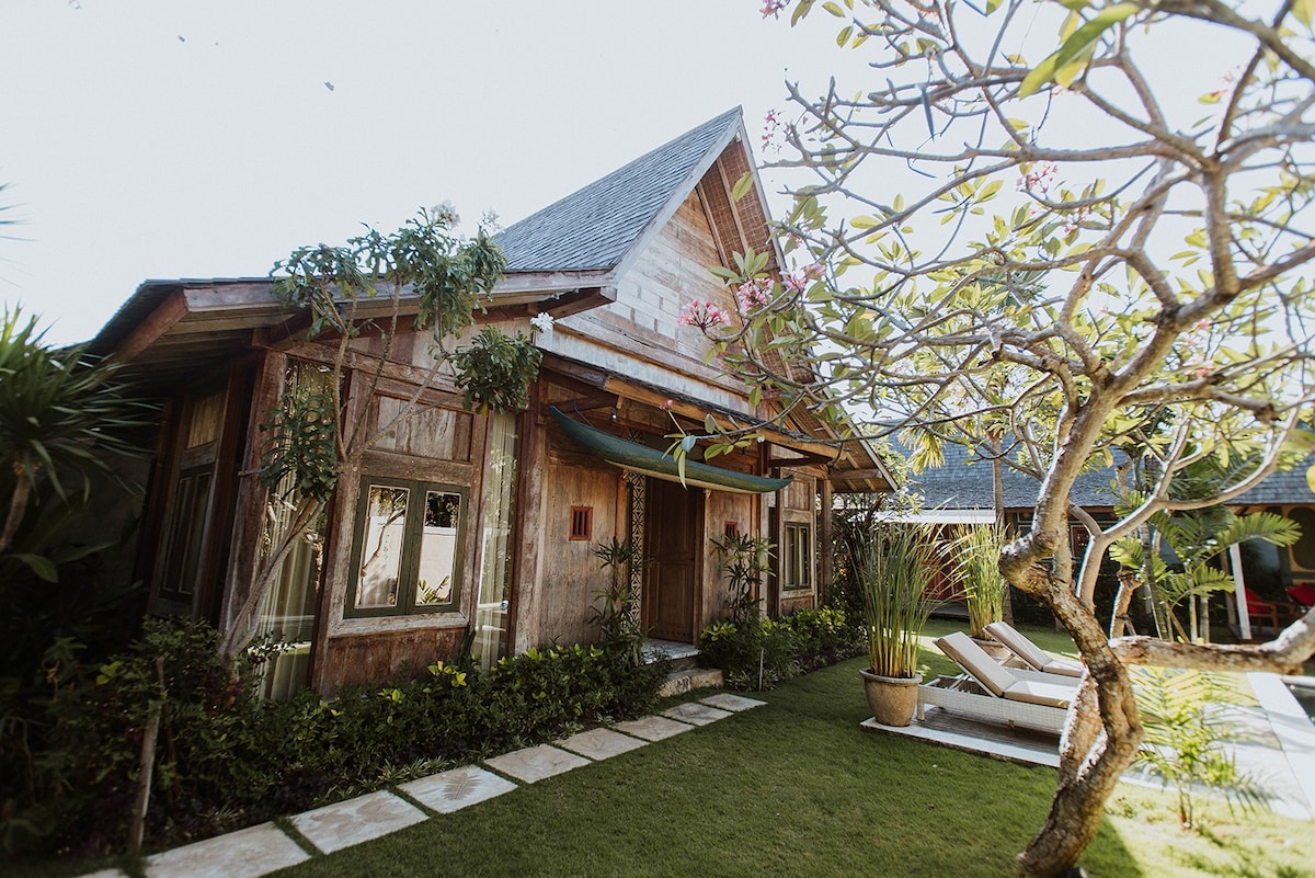爪哇爪哇式别墅、热带花园和泳池