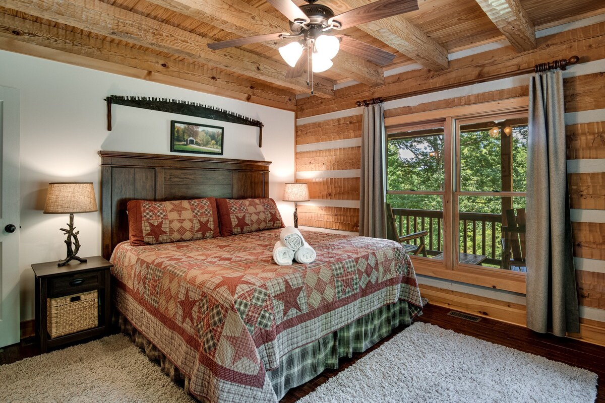 Secluded Luxury Cabin, King Bed, Wi-Fi, Fireplace