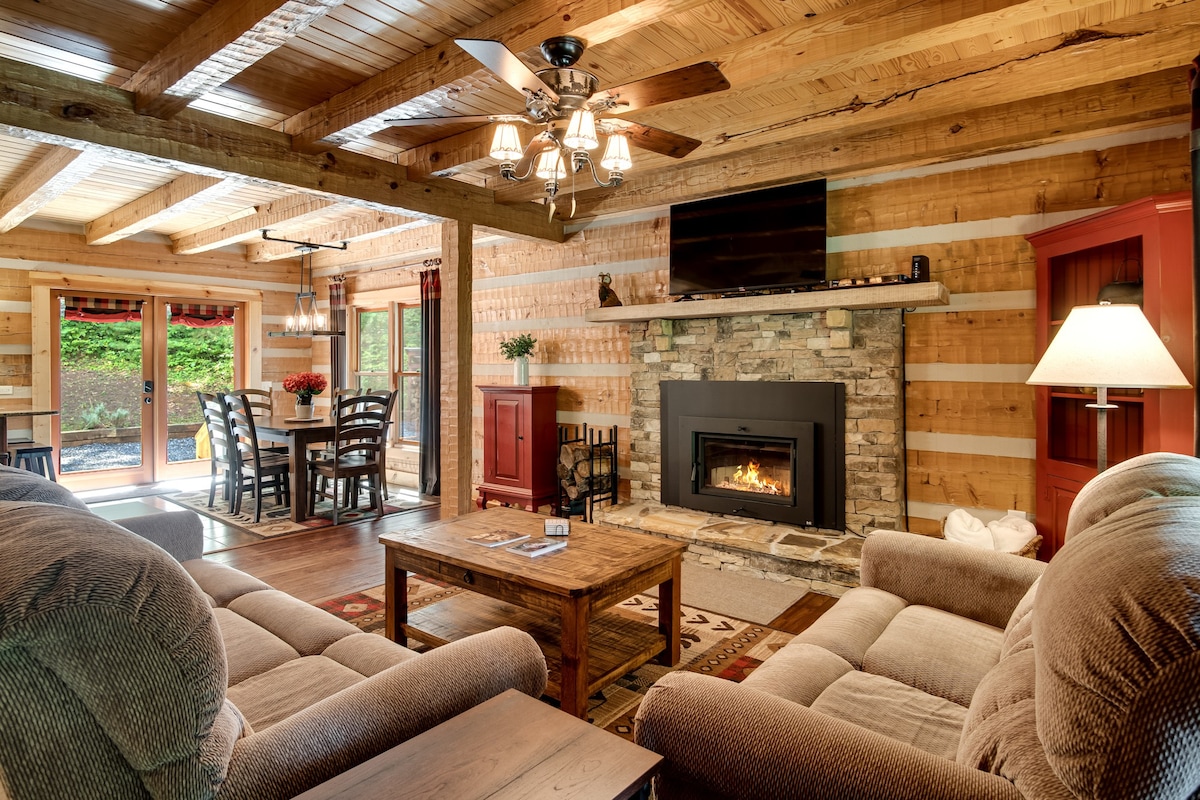 Secluded Luxury Cabin, King Bed, Wi-Fi, Fireplace