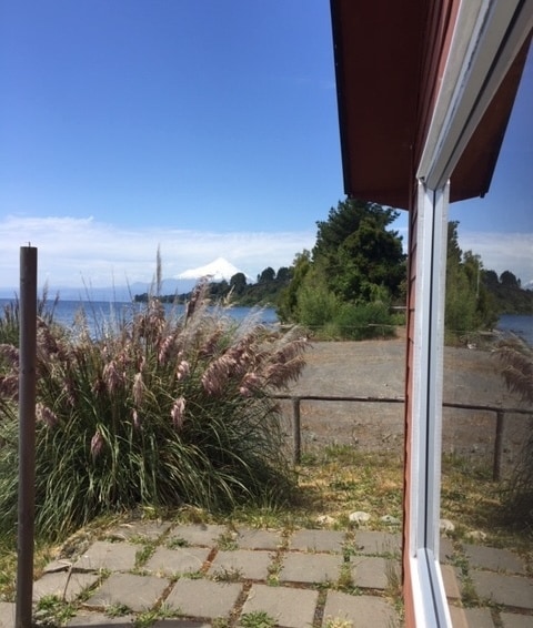 Casa de Ignacia  junto al lago y mirando volcanes.