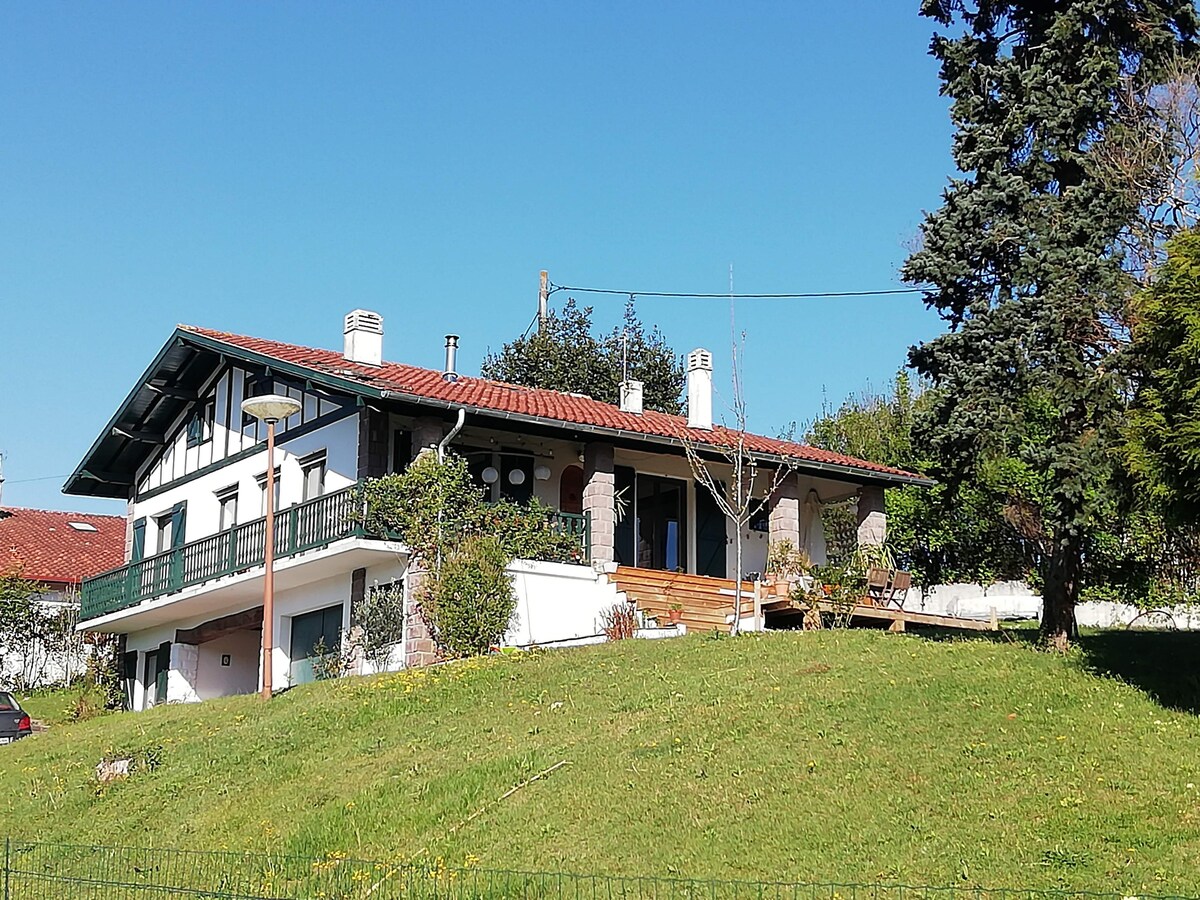 Notre maison au pied de la Rhune avec piscine