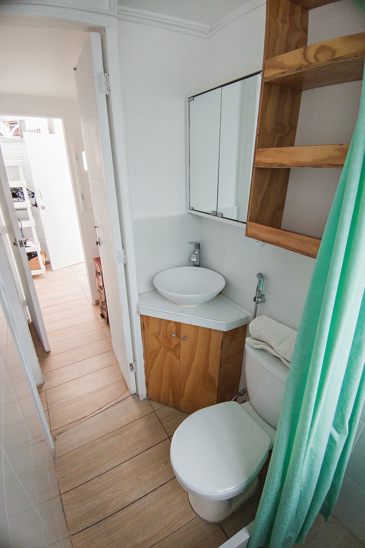 米拉弗洛雷斯带卫生间和厨房的现代单间公寓
