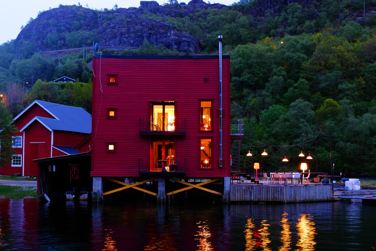 Logbua - Åna Sira - House on the sea