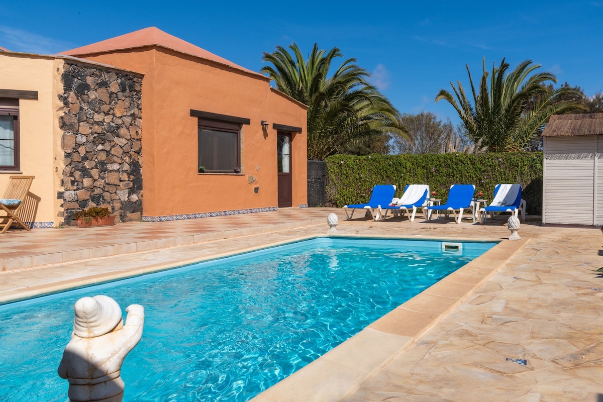 Private villa with  heated  pool in Fuerteventura!