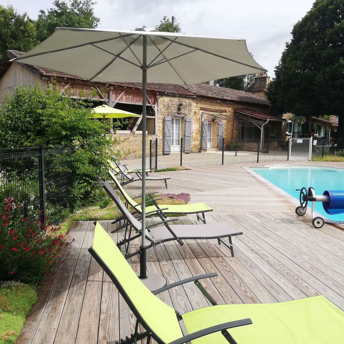 Gîte avec piscine près de Sainte Alvère