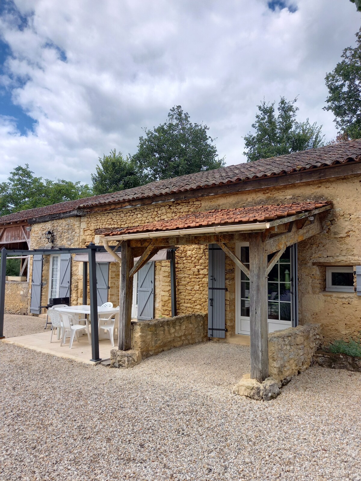 Gîte avec piscine près de Sainte Alvère