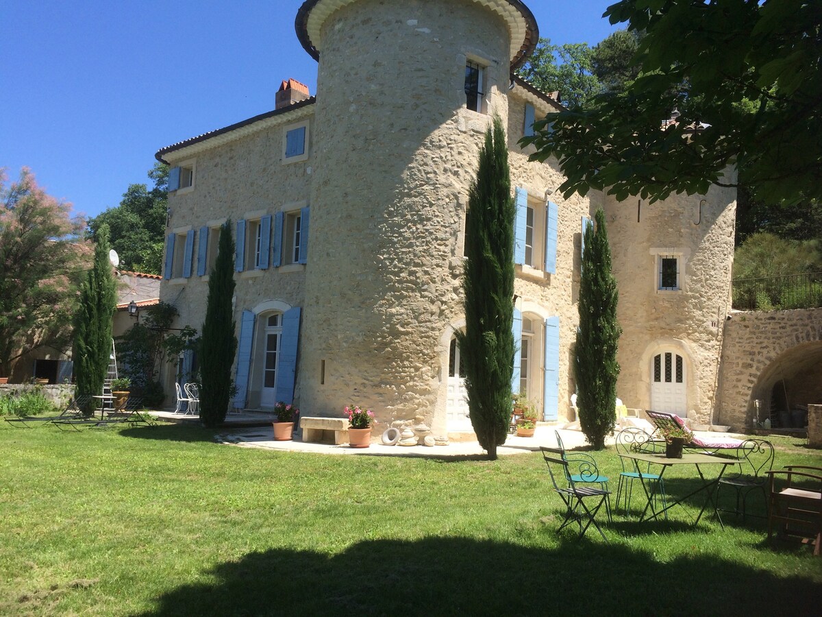 Peyrolles Castle ， St. Pons公寓