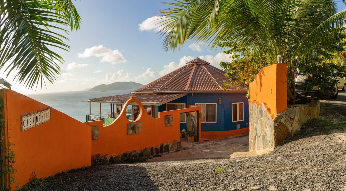 Casa de Miel - Hillside House overseeing the Beach