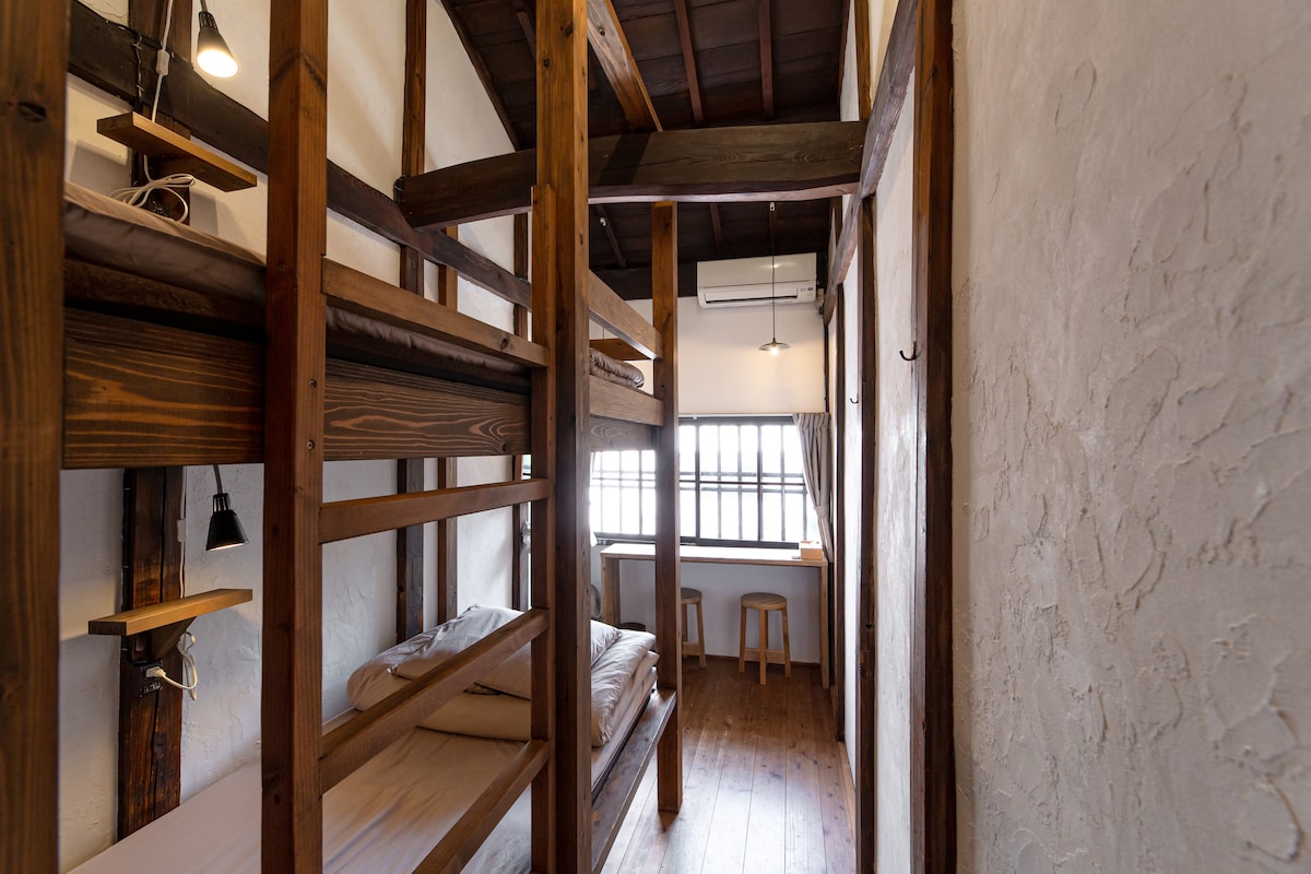 传统日式房屋双人床房