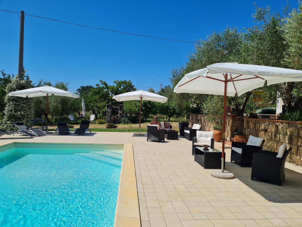 古阿皮亚（ Appia ）带泳池的乡村乡村风光