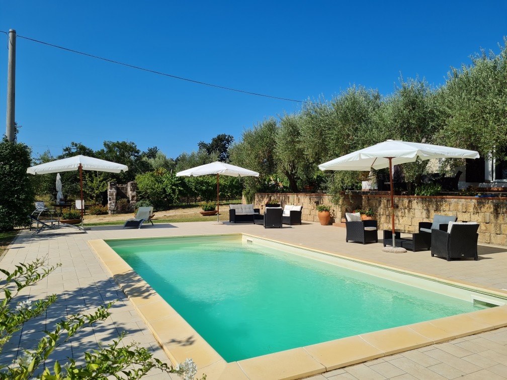古阿皮亚（ Appia ）带泳池的乡村乡村风光