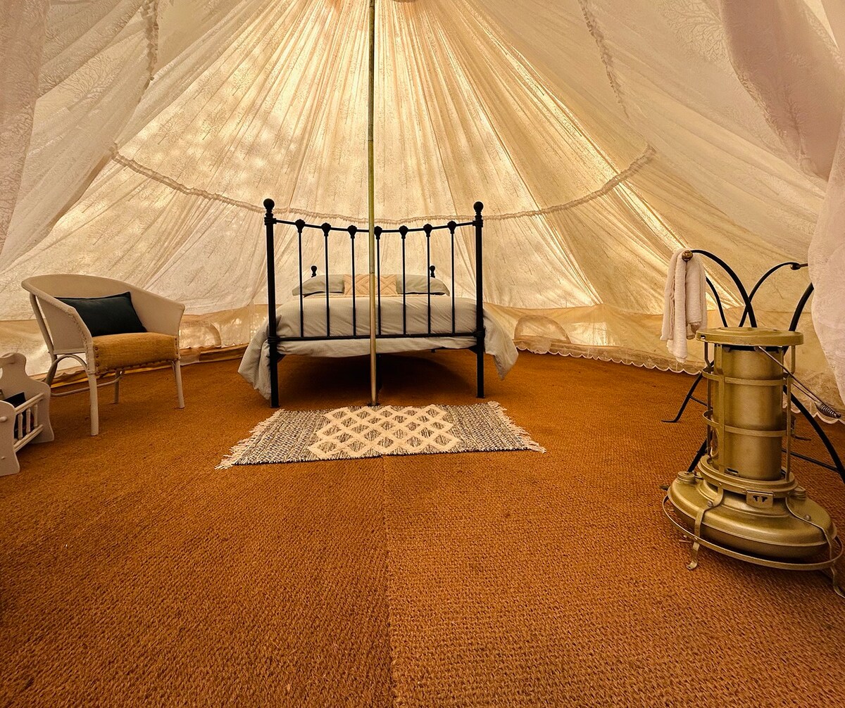 Glorious glamping area w/. beautiful valley views