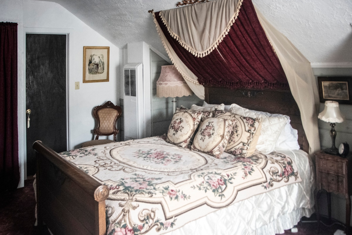 Queen Victoria Suite - The Inn of Glen Haven