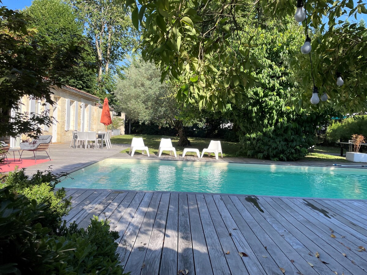 Belle et grande maison en pierre avec piscine