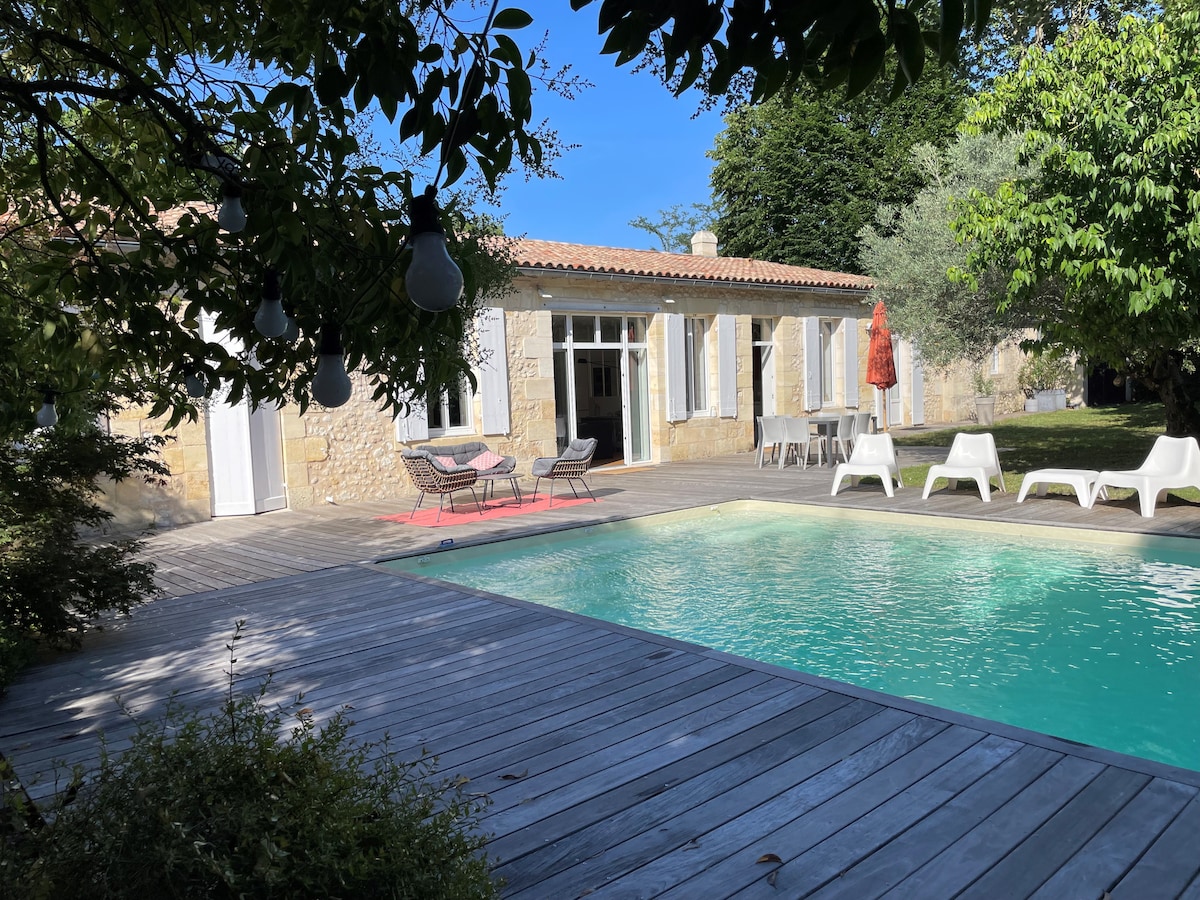 Belle et grande maison en pierre avec piscine