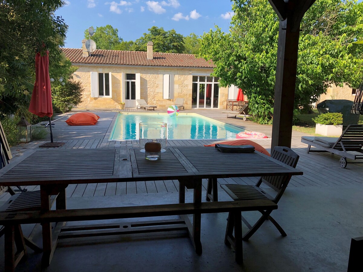 Belle et grande maison en pierre avec piscine