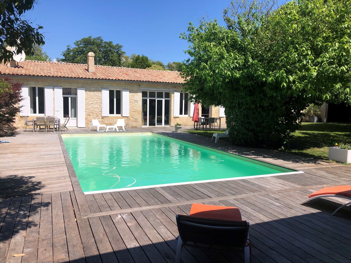 Belle et grande maison en pierre avec piscine