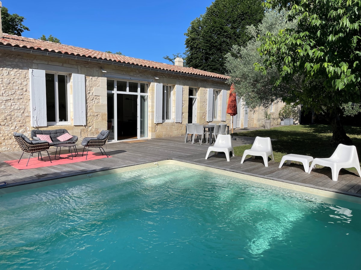 Belle et grande maison en pierre avec piscine