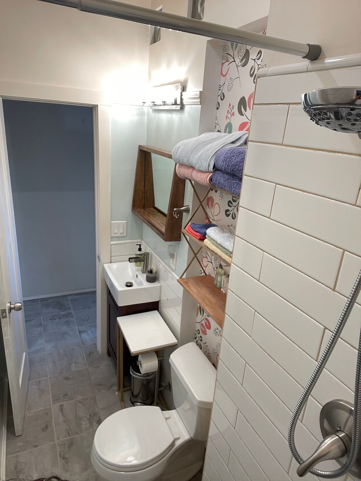 宽敞的房间，带独立浴室，靠近麦克阿瑟巴特。