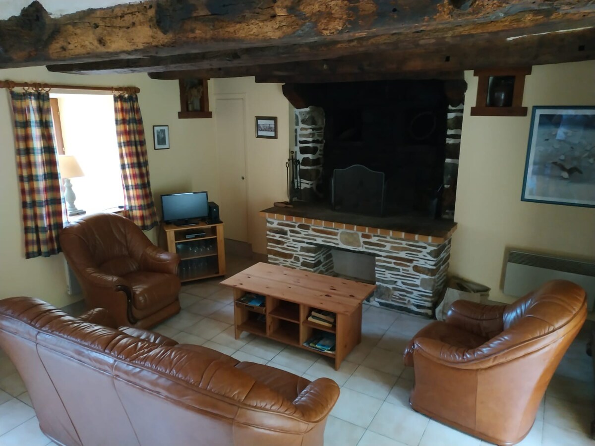 Maison traditionnelle bretonne avec cheminée