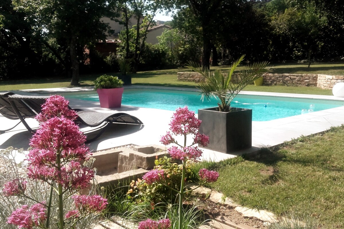 Le Patio 4*. Jacuzzi, jardin, piscine en Provence