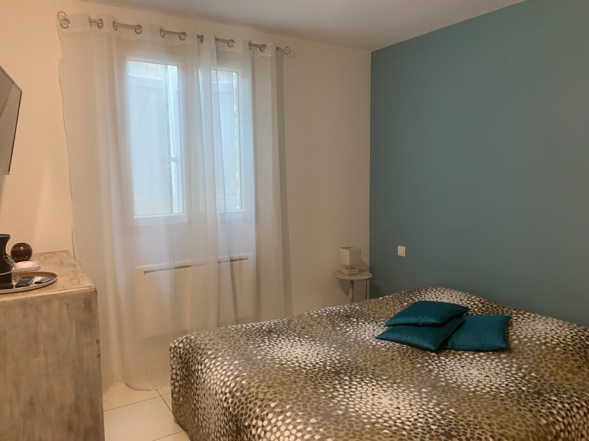 Logement 2 personnes et véranda,  piscine (lot)