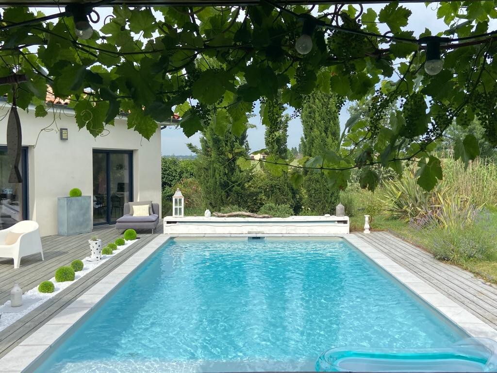Maison individuelle avec piscine et grand jardin
