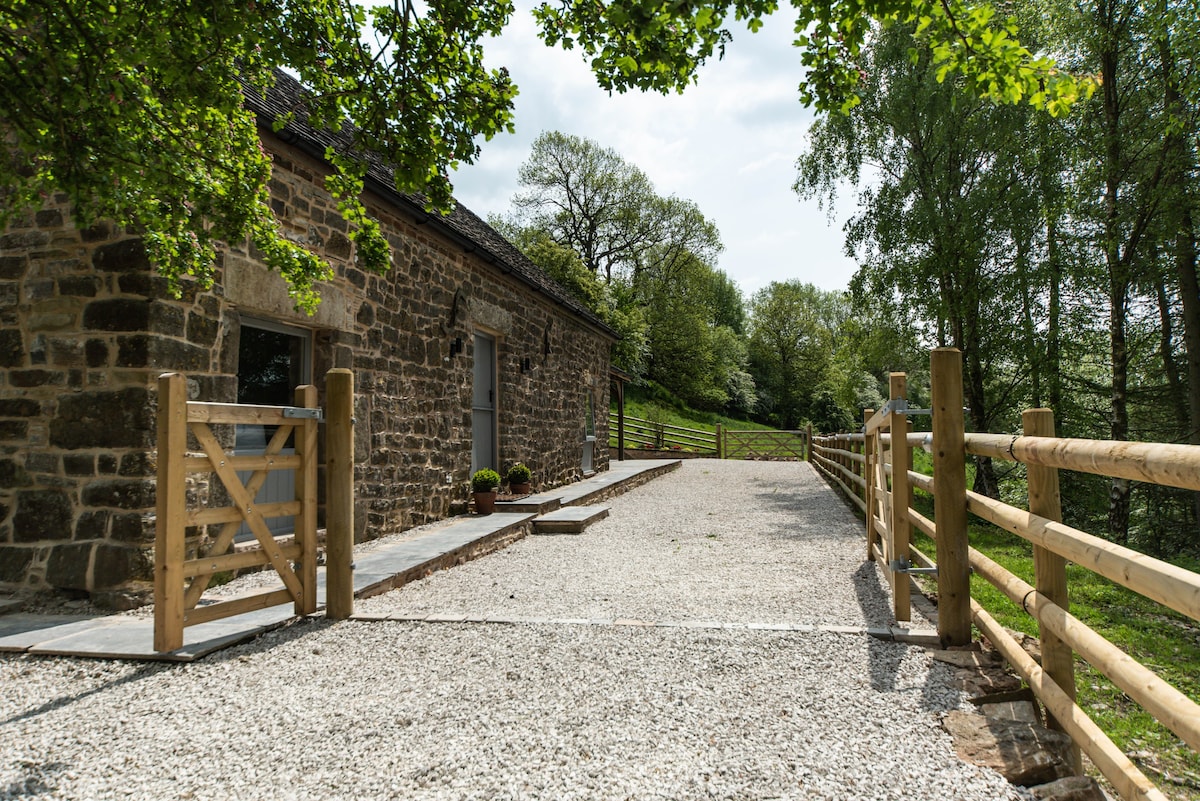 The Old Cattle Barn, Peak District - Valley View