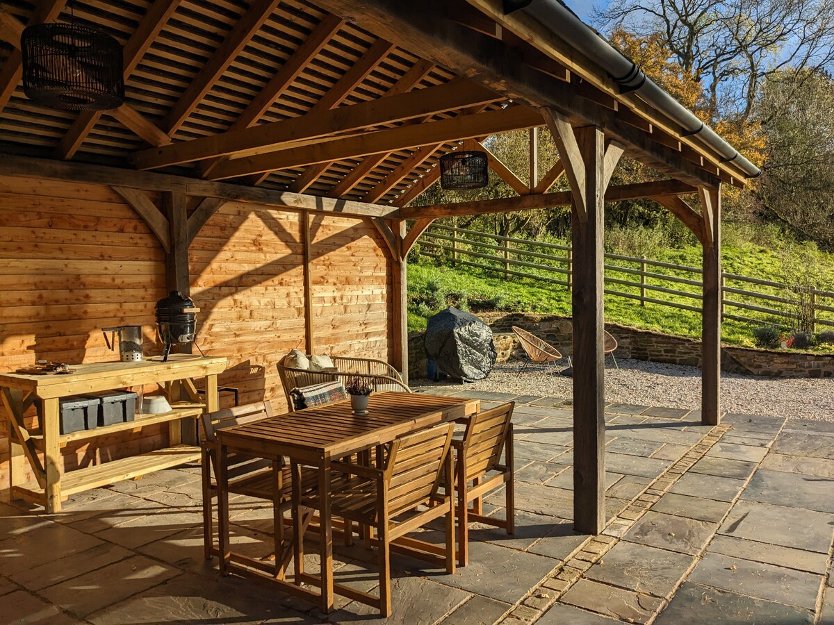 The Old Cattle Barn, Peak District - Valley View