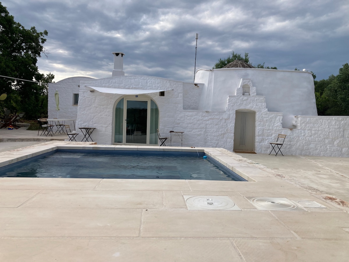 Trullo Nandina with pool and whirlpool hot tub