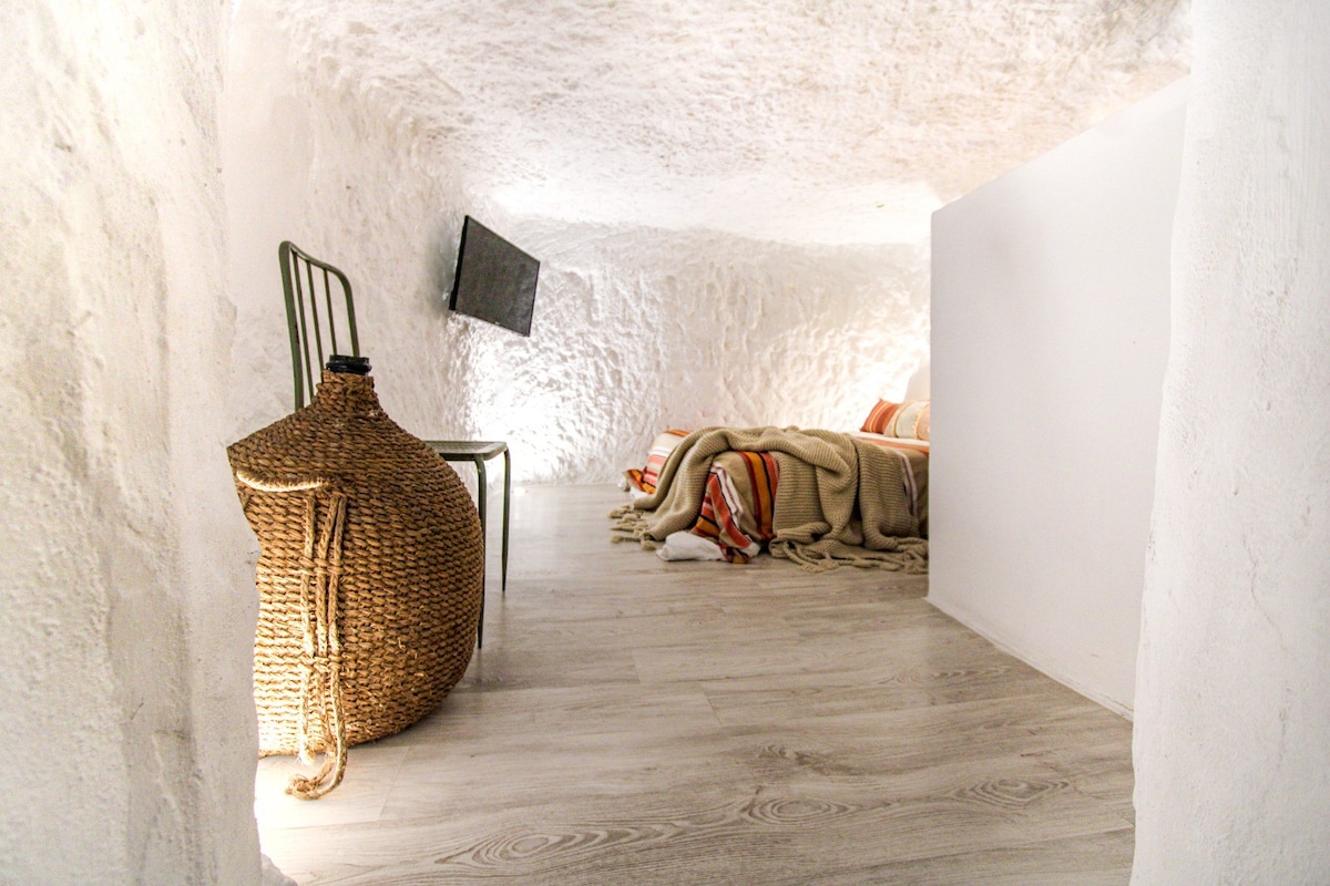 Xuq Group: Cave Suite Tha