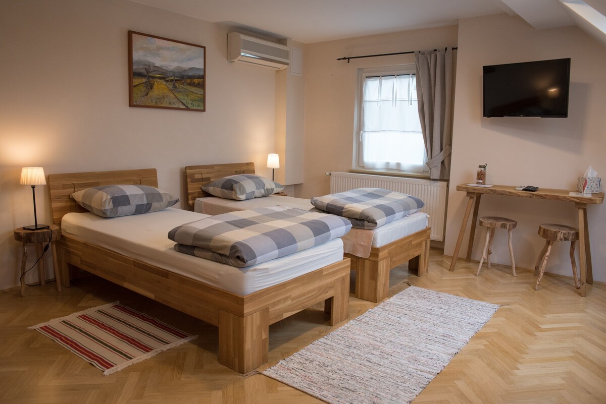 Deluxe Triple Room in Dvorec B&B & Local Breakfast