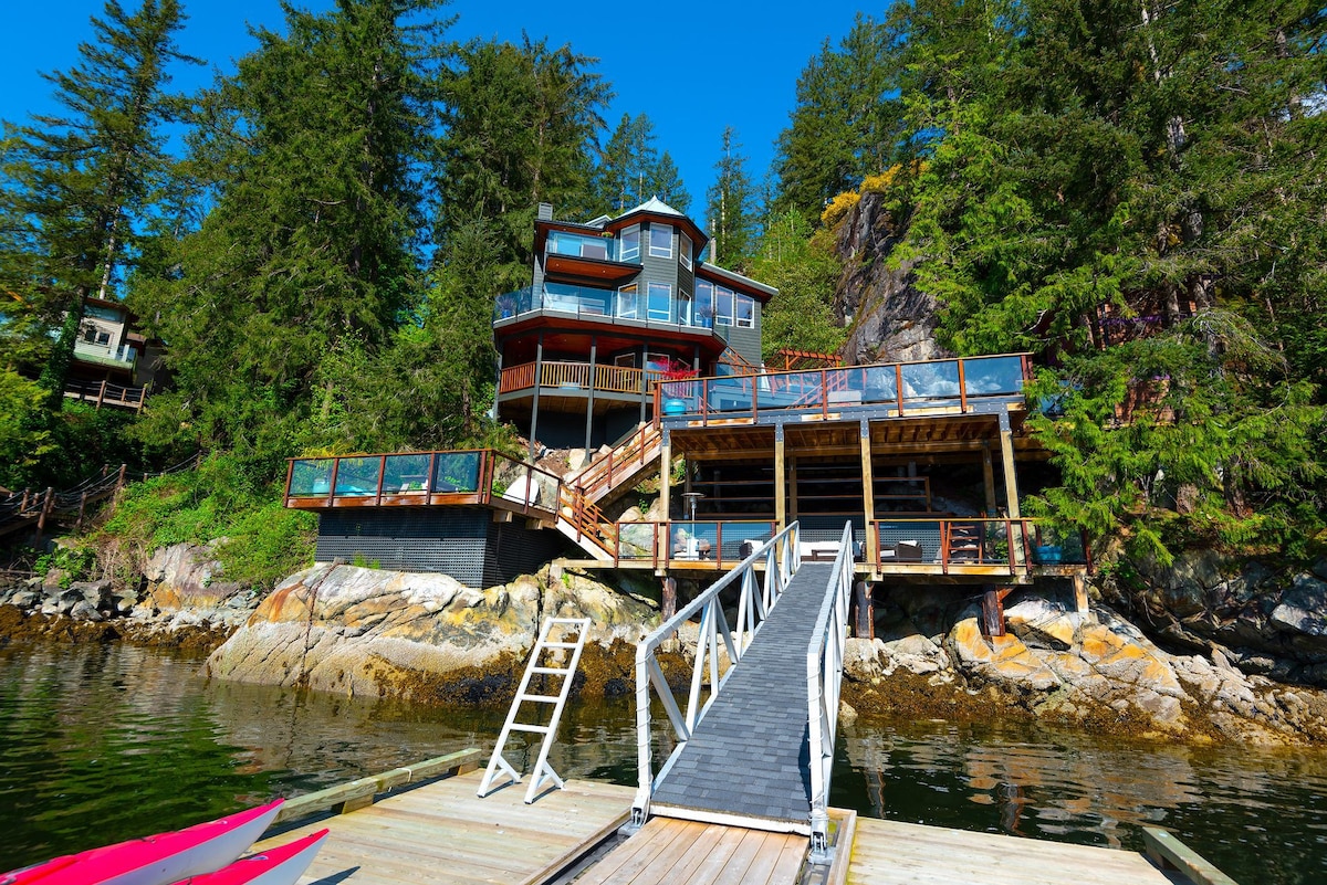 令人惊叹的Deep Cove Waterfront Estate