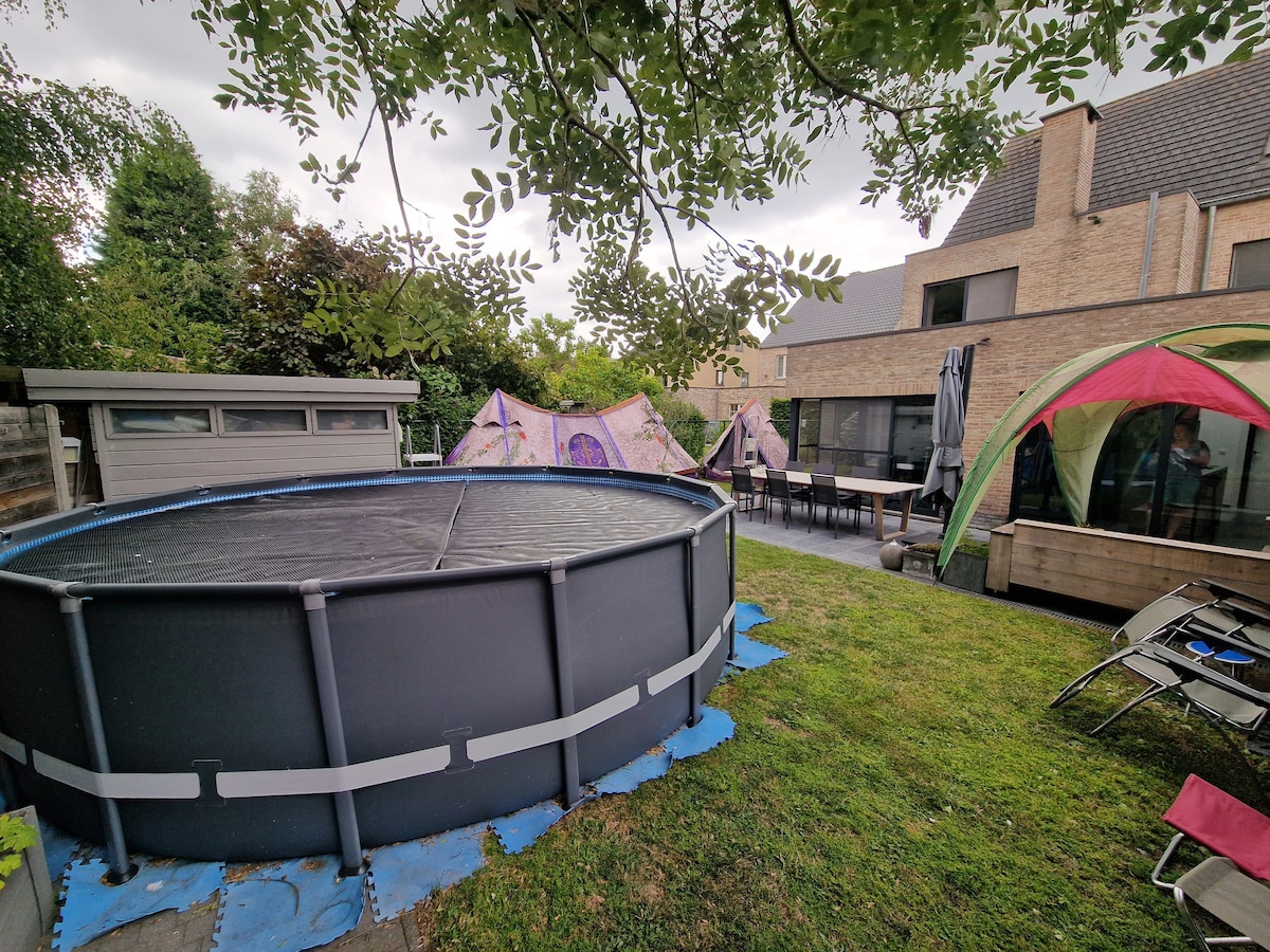 Tomorrowland帐篷2附近预先安装的帐篷