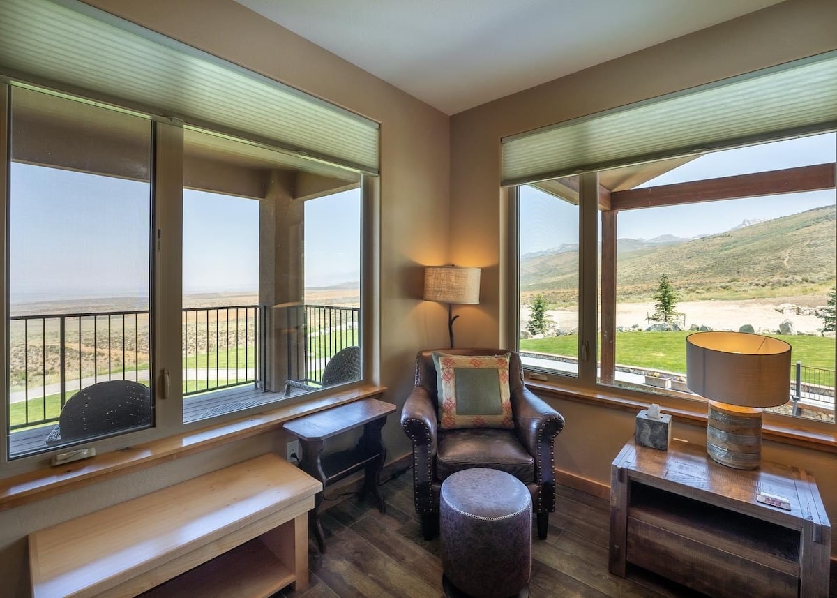 Private Lodge Room with Mountain and Valley Views