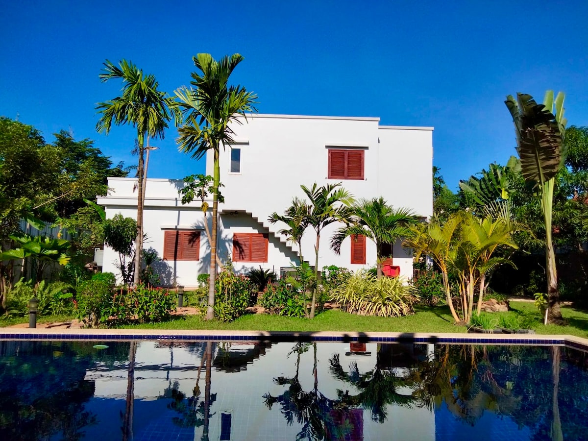 Bovin's Villa,  Luxury, Modern & Salt Water Pool