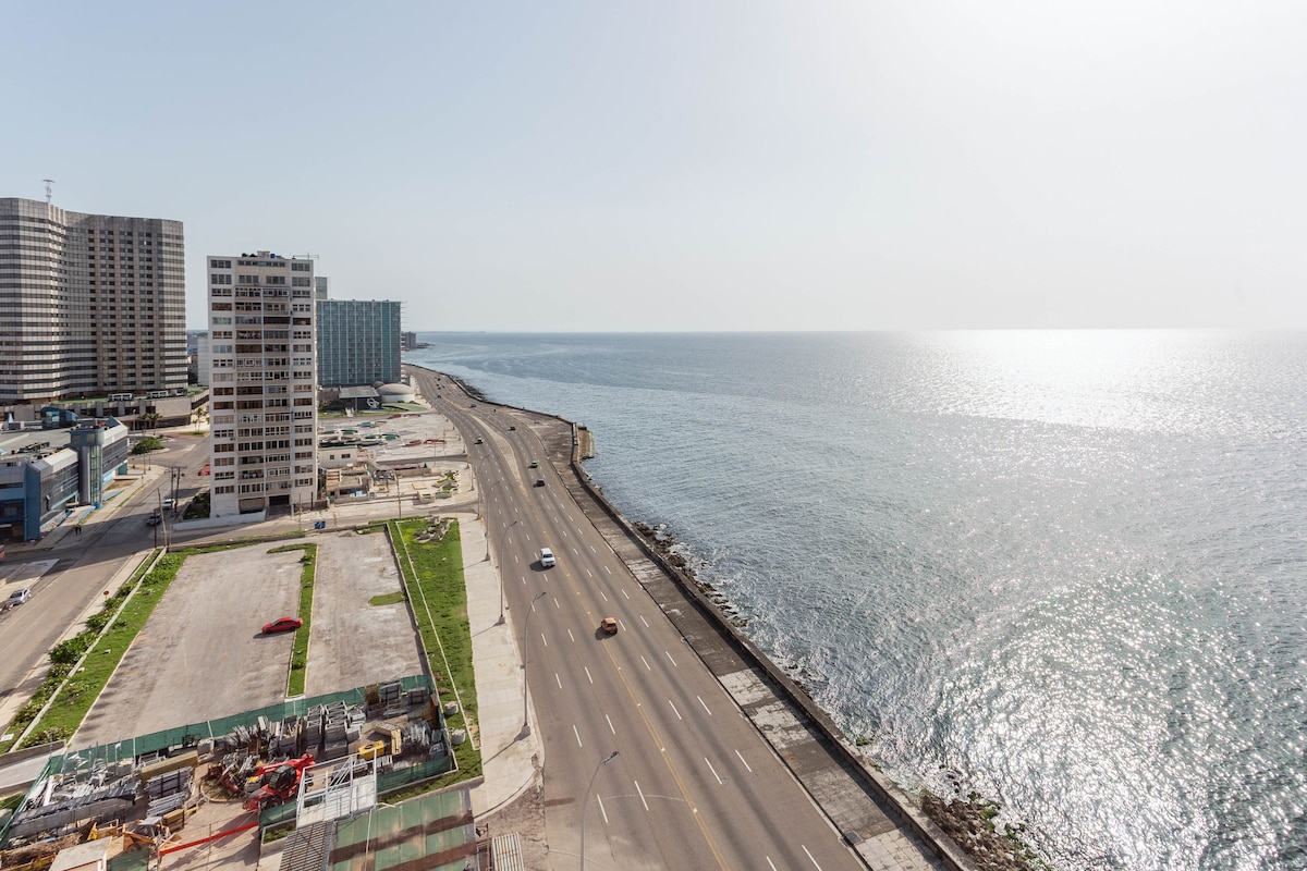 Malecón顶层公寓海景和城市景观！免费无线网络！