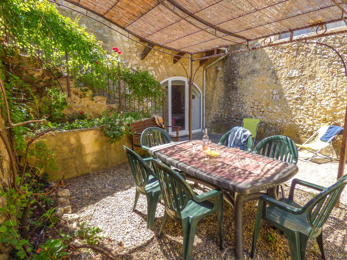 Gîte semi-troglodyte dans un village calme