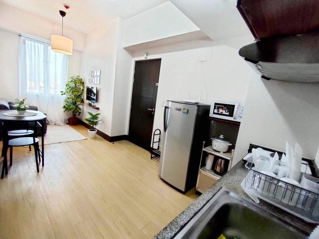 Parkview Condo Unit: 2BR, beside SM Manila & LRT