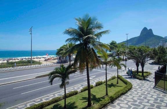 Beachfront Ocean Views: Luxurious 2BR in Ipanema