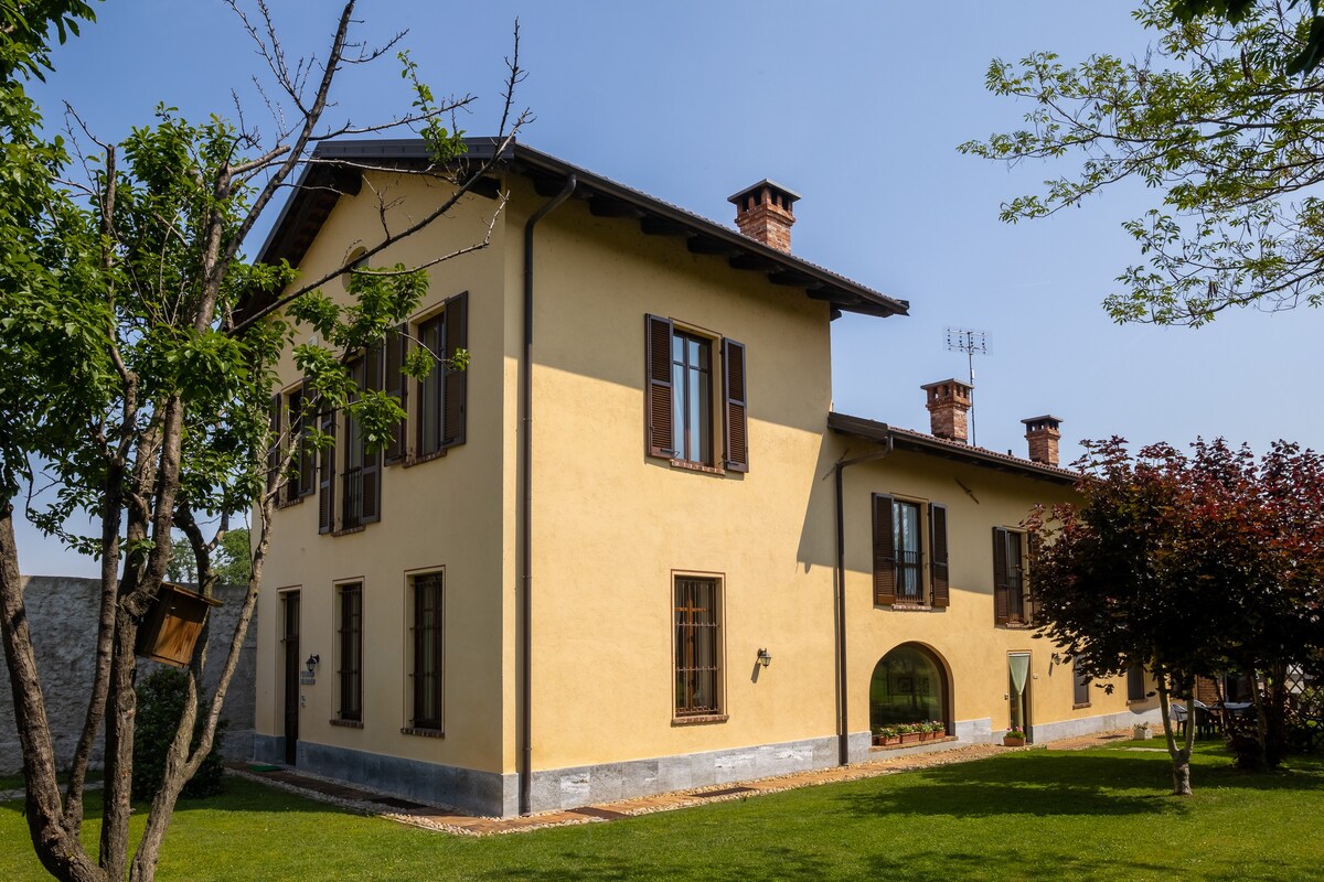 VILLA BOTTERA带按摩浴缸花园。uneo-Langhe