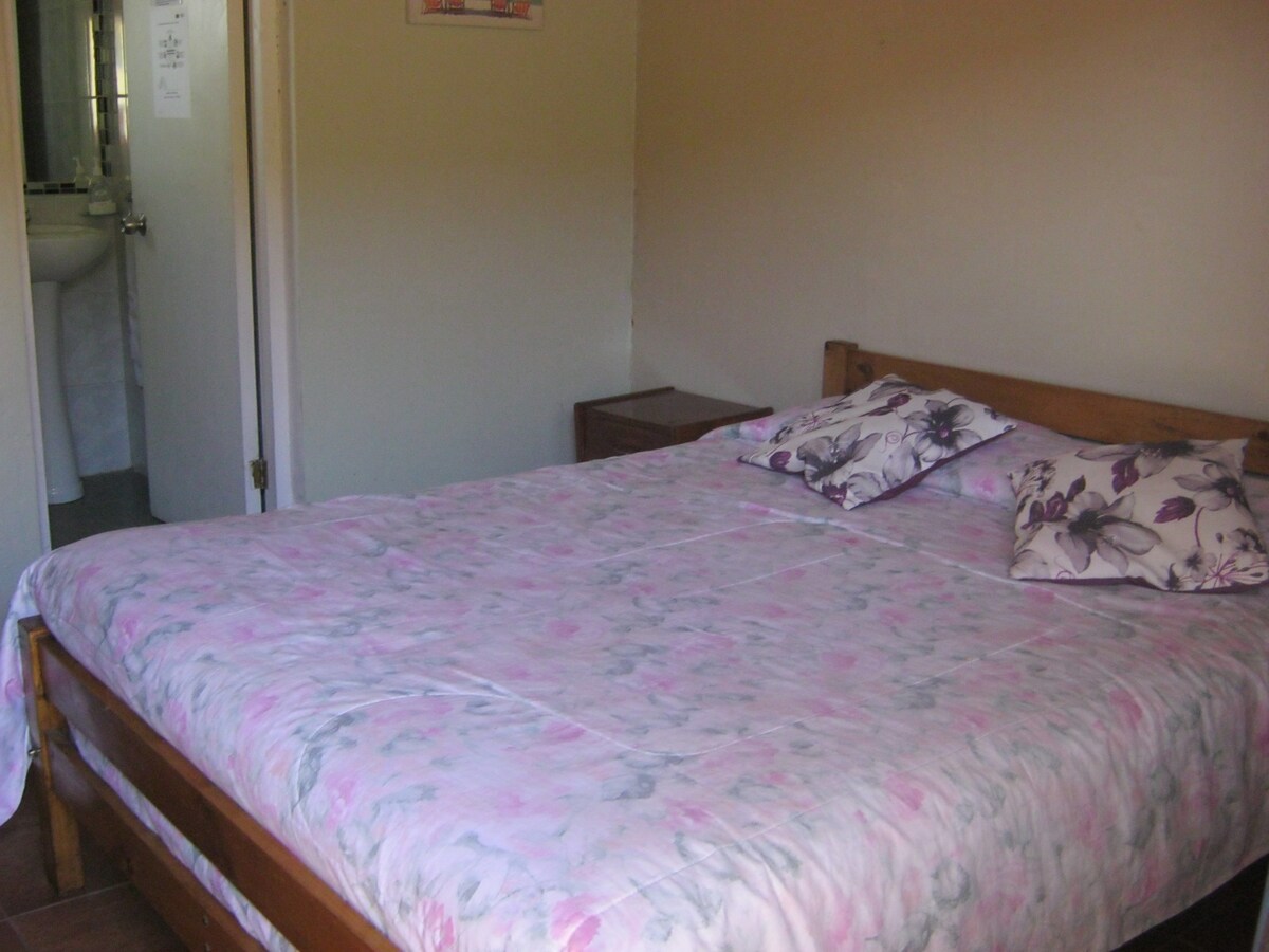 卧室# 8、标准双人床和独立卫生间