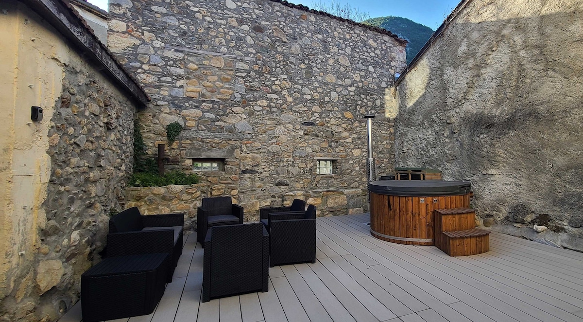 La Vieille Ferme, French Pyrenees. Hot Tub added!