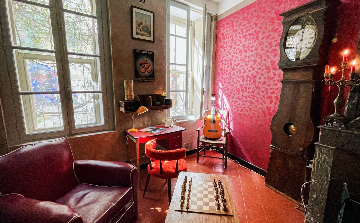 The Pianist 's Room/L’Aubergine Rouge, Arles