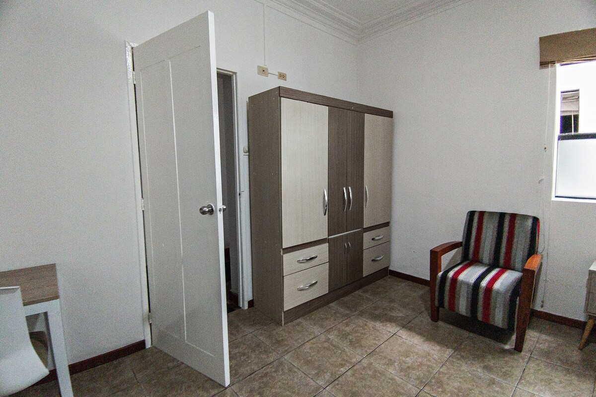米拉夫舒适的单间公寓，带卫生间和厨房