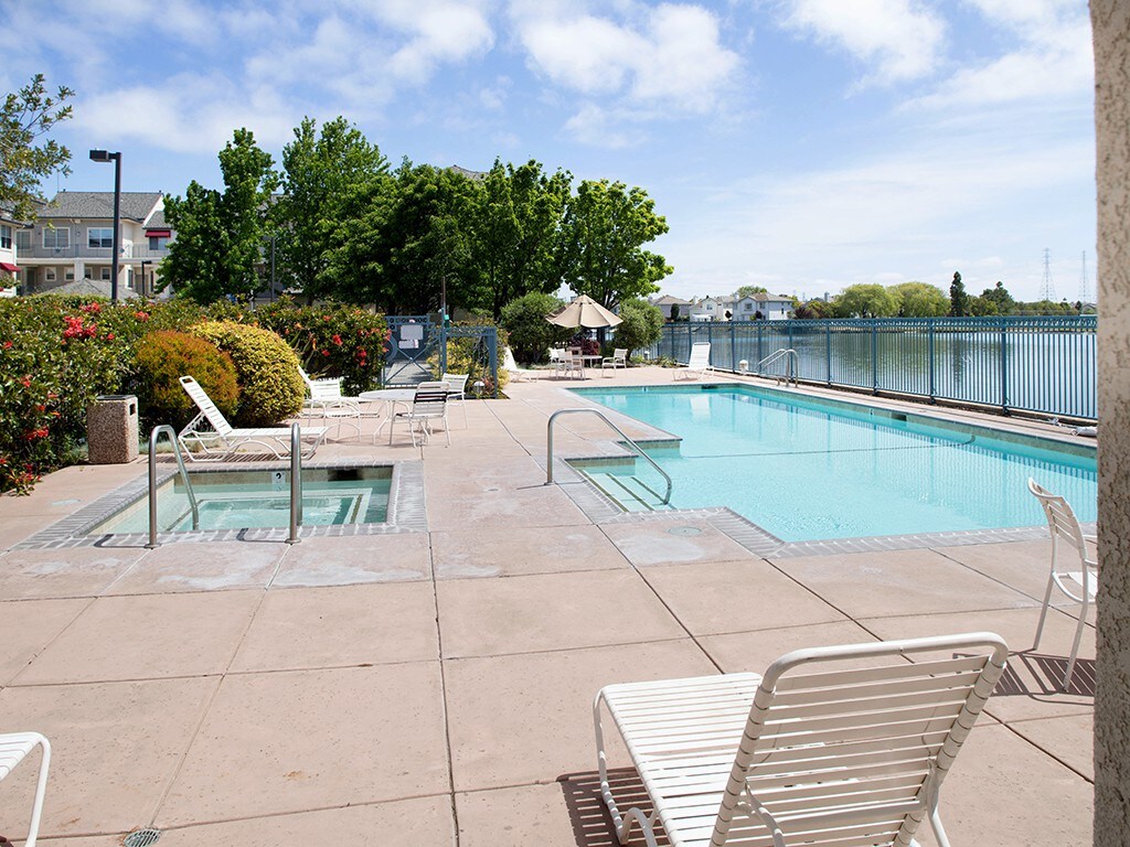 Furnished Townhome - Parking Gym Pool Jacuzzi