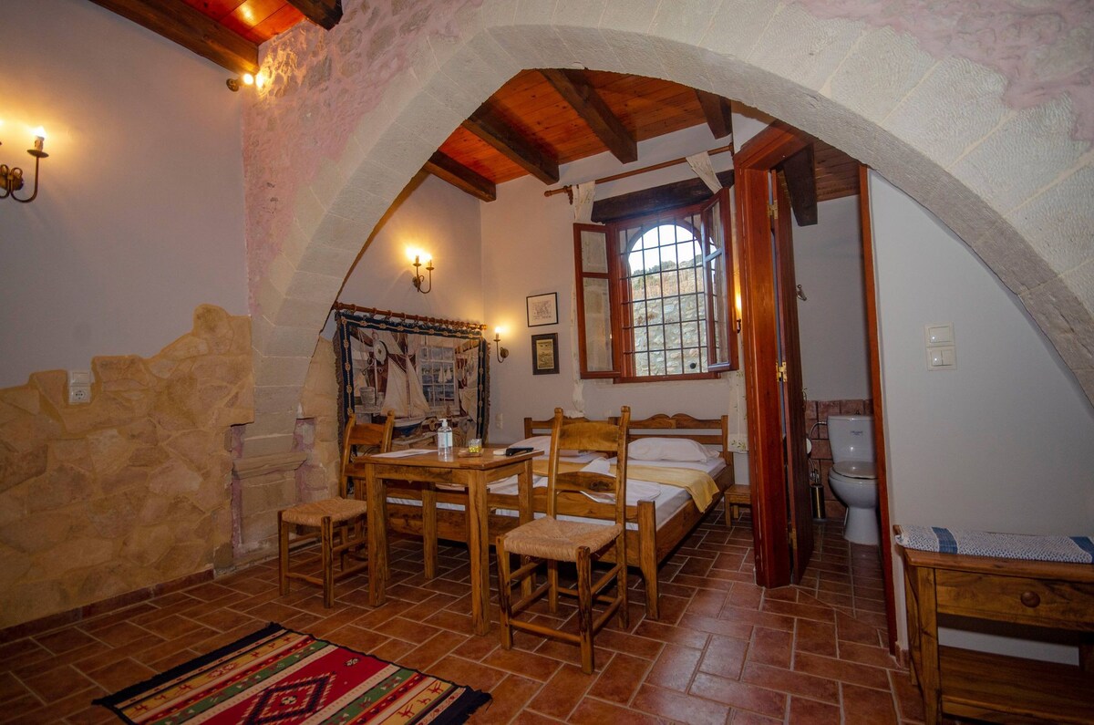 ACHIRONAS - Traditional Apartment with gothic arch